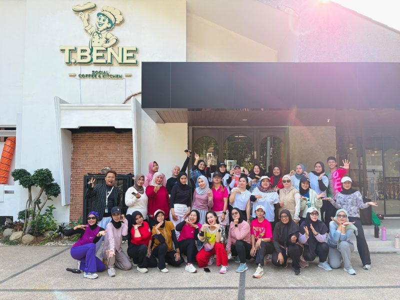 Puluhan peserta berfoto bersama usai mengikuti kegiatan Zumba bertajuk Move, Sweat & Smile di Tbene Social Coffee & Kitchen, Bogor, Minggu (5/7/2026). Acara hasil kolaborasi dengan ZIN Rara ini mengajak masyarakat menerapkan gaya hidup sehat sekaligus mempererat kebersamaan antaranggota komunitas.