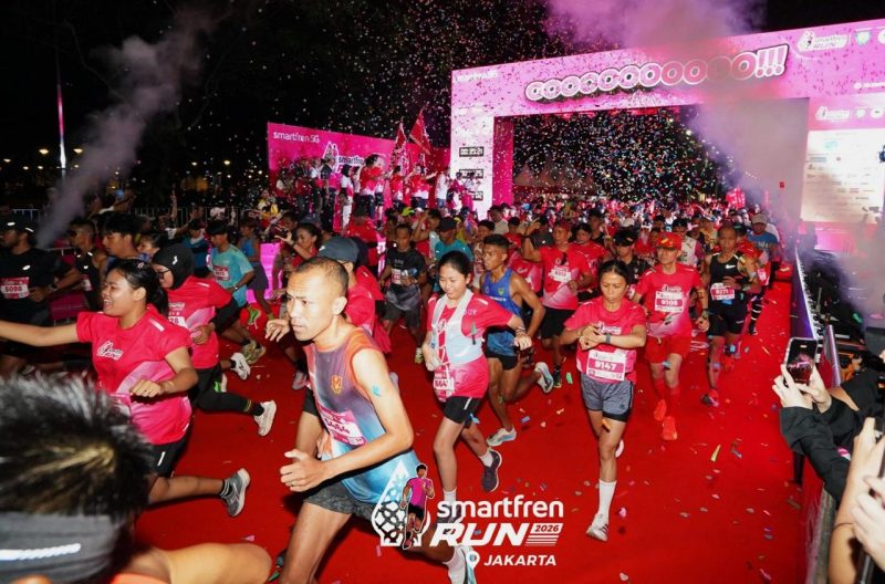 Ribuan pelari memulai lomba pada ajang SMARTFREN RUN 2026 di Plaza Parkir Timur Gelora Bung Karno (GBK), Jakarta, Minggu (5/7/2026). Sebanyak 7.500 peserta ambil bagian dalam event lari tahunan yang digelar XLSMART sebagai upaya mempererat kedekatan dengan pelanggan sekaligus mengampanyekan gaya hidup sehat dan kepedulian terhadap lingkungan