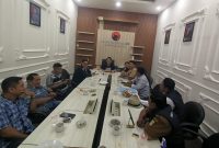 Kepala Desa Muktiwari Bahrudin, S.E., didampingi BPD terpilih Anen Cerdik Parwoto (ACP), Koordinator LAMI Sutarno dan Karimun, bersama jajaran Pemerintah Desa Muktiwari melakukan audiensi dengan anggota DPRD Kabupaten Bekasi Jiovano Nahampun di ruang Fraksi PDI Perjuangan, Kabupaten Bekasi. Pertemuan tersebut membahas aspirasi penambahan rombongan belajar (rombel) di SMP Negeri 7 Cibitung agar puluhan calon siswa yang belum tertampung dapat memperoleh akses pendidikan pada tahun ajaran baru