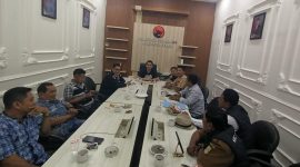 Kepala Desa Muktiwari Bahrudin, S.E., didampingi BPD terpilih Anen Cerdik Parwoto (ACP), Koordinator LAMI Sutarno dan Karimun, bersama jajaran Pemerintah Desa Muktiwari melakukan audiensi dengan anggota DPRD Kabupaten Bekasi Jiovano Nahampun di ruang Fraksi PDI Perjuangan, Kabupaten Bekasi. Pertemuan tersebut membahas aspirasi penambahan rombongan belajar (rombel) di SMP Negeri 7 Cibitung agar puluhan calon siswa yang belum tertampung dapat memperoleh akses pendidikan pada tahun ajaran baru