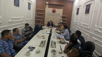 Kepala Desa Muktiwari Bahrudin, S.E., didampingi BPD terpilih Anen Cerdik Parwoto (ACP), Koordinator LAMI Sutarno dan Karimun, bersama jajaran Pemerintah Desa Muktiwari melakukan audiensi dengan anggota DPRD Kabupaten Bekasi Jiovano Nahampun di ruang Fraksi PDI Perjuangan, Kabupaten Bekasi. Pertemuan tersebut membahas aspirasi penambahan rombongan belajar (rombel) di SMP Negeri 7 Cibitung agar puluhan calon siswa yang belum tertampung dapat memperoleh akses pendidikan pada tahun ajaran baru