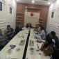Kepala Desa Muktiwari Bahrudin, S.E., didampingi BPD terpilih Anen Cerdik Parwoto (ACP), Koordinator LAMI Sutarno dan Karimun, bersama jajaran Pemerintah Desa Muktiwari melakukan audiensi dengan anggota DPRD Kabupaten Bekasi Jiovano Nahampun di ruang Fraksi PDI Perjuangan, Kabupaten Bekasi. Pertemuan tersebut membahas aspirasi penambahan rombongan belajar (rombel) di SMP Negeri 7 Cibitung agar puluhan calon siswa yang belum tertampung dapat memperoleh akses pendidikan pada tahun ajaran baru