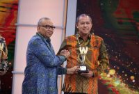 Wali Kota Bekasi Tri Adhianto (kanan) menerima penghargaan Warta Kota Awards 2026 kategori Anugerah Program Lingkungan dan Ketahanan Kota Berkelanjutan Terbaik dalam acara yang digelar di Studio 1 Kompas TV, Jakarta, Senin (6/7/2026). Penghargaan tersebut menjadi apresiasi atas komitmen Pemerintah Kota Bekasi dalam mendorong pembangunan berkelanjutan dan peningkatan kualitas lingkungan.
