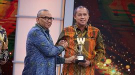 Wali Kota Bekasi Tri Adhianto (kanan) menerima penghargaan Warta Kota Awards 2026 kategori Anugerah Program Lingkungan dan Ketahanan Kota Berkelanjutan Terbaik dalam acara yang digelar di Studio 1 Kompas TV, Jakarta, Senin (6/7/2026). Penghargaan tersebut menjadi apresiasi atas komitmen Pemerintah Kota Bekasi dalam mendorong pembangunan berkelanjutan dan peningkatan kualitas lingkungan.