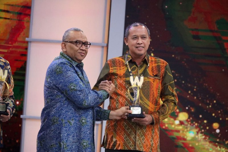 Wali Kota Bekasi Tri Adhianto (kanan) menerima penghargaan Warta Kota Awards 2026 kategori Anugerah Program Lingkungan dan Ketahanan Kota Berkelanjutan Terbaik dalam acara yang digelar di Studio 1 Kompas TV, Jakarta, Senin (6/7/2026). Penghargaan tersebut menjadi apresiasi atas komitmen Pemerintah Kota Bekasi dalam mendorong pembangunan berkelanjutan dan peningkatan kualitas lingkungan.