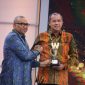 Wali Kota Bekasi Tri Adhianto (kanan) menerima penghargaan Warta Kota Awards 2026 kategori Anugerah Program Lingkungan dan Ketahanan Kota Berkelanjutan Terbaik dalam acara yang digelar di Studio 1 Kompas TV, Jakarta, Senin (6/7/2026). Penghargaan tersebut menjadi apresiasi atas komitmen Pemerintah Kota Bekasi dalam mendorong pembangunan berkelanjutan dan peningkatan kualitas lingkungan.
