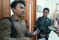 Rasyid, perwakilan tim konsultan penyusun Rancangan Peraturan Daerah (Raperda) Penyelenggaraan Kepariwisataan Kabupaten Bekasi, memberikan keterangan kepada wartawan usai mengikuti rapat Pansus 14 DPRD Kabupaten Bekasi, Senin (6/7/2026).