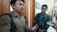 Rasyid, perwakilan tim konsultan penyusun Rancangan Peraturan Daerah (Raperda) Penyelenggaraan Kepariwisataan Kabupaten Bekasi, memberikan keterangan kepada wartawan usai mengikuti rapat Pansus 14 DPRD Kabupaten Bekasi, Senin (6/7/2026).