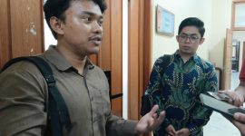 Rasyid, perwakilan tim konsultan penyusun Rancangan Peraturan Daerah (Raperda) Penyelenggaraan Kepariwisataan Kabupaten Bekasi, memberikan keterangan kepada wartawan usai mengikuti rapat Pansus 14 DPRD Kabupaten Bekasi, Senin (6/7/2026).