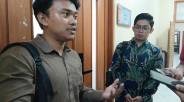 Rasyid, perwakilan tim konsultan penyusun Rancangan Peraturan Daerah (Raperda) Penyelenggaraan Kepariwisataan Kabupaten Bekasi, memberikan keterangan kepada wartawan usai mengikuti rapat Pansus 14 DPRD Kabupaten Bekasi, Senin (6/7/2026).