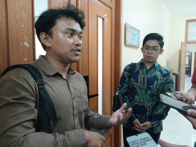 Rasyid, perwakilan tim konsultan penyusun Rancangan Peraturan Daerah (Raperda) Penyelenggaraan Kepariwisataan Kabupaten Bekasi, memberikan keterangan kepada wartawan usai mengikuti rapat Pansus 14 DPRD Kabupaten Bekasi, Senin (6/7/2026).