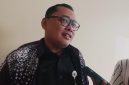 Kepala Dinas Pendidikan Kabupaten Bekasi, Imam Faturochman, memberikan keterangan kepada awak media usai membahas pelaksanaan PPDB 2026. Ia menegaskan Disdik terus mengupayakan seluruh calon peserta didik memperoleh akses pendidikan meski daya tampung sekolah negeri masih terbatas.