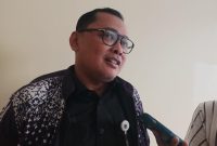 Kepala Dinas Pendidikan Kabupaten Bekasi, Imam Faturochman, memberikan keterangan kepada awak media usai membahas pelaksanaan PPDB 2026. Ia menegaskan Disdik terus mengupayakan seluruh calon peserta didik memperoleh akses pendidikan meski daya tampung sekolah negeri masih terbatas.