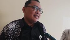 Kepala Dinas Pendidikan Kabupaten Bekasi, Imam Faturochman, memberikan keterangan kepada awak media usai membahas pelaksanaan PPDB 2026. Ia menegaskan Disdik terus mengupayakan seluruh calon peserta didik memperoleh akses pendidikan meski daya tampung sekolah negeri masih terbatas.