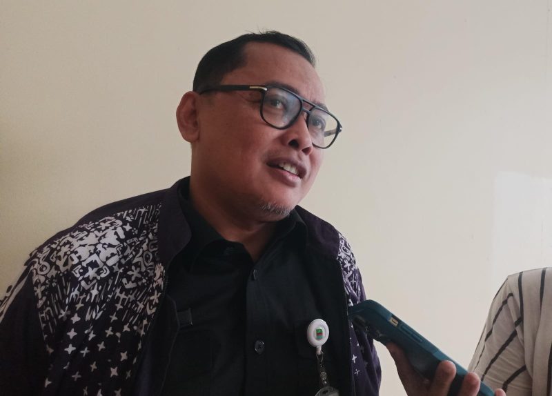 Kepala Dinas Pendidikan Kabupaten Bekasi, Imam Faturochman, memberikan keterangan kepada awak media usai membahas pelaksanaan PPDB 2026. Ia menegaskan Disdik terus mengupayakan seluruh calon peserta didik memperoleh akses pendidikan meski daya tampung sekolah negeri masih terbatas.