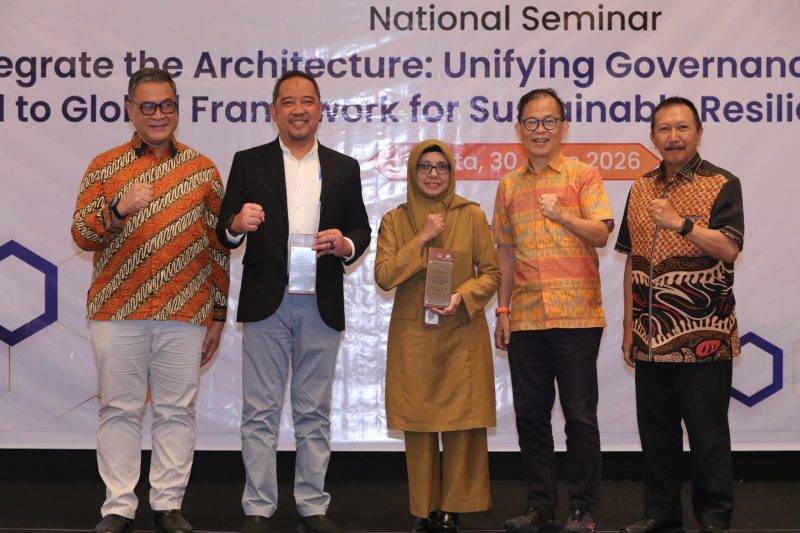 Perwakilan BNPB, SIAP SIAGA, Kementerian Keuangan, dan mitra internasional berfoto bersama usai Seminar Nasional Road to The 3rd Global Forum for Sustainable Resilience (GFSR) 2026 di Jakarta, sebagai langkah awal memperkuat kolaborasi global dalam ketahanan bencana dan perubahan iklim. Foto: Istimewa.