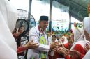Wali Kota Bekasi Tri Adhianto menyapa dan berinteraksi dengan para peserta Kriyaan Lansia Kota Bekasi 2026 di GOR Bang Yan, Stadion Patriot Candrabhaga, Rabu (8/7/2026).