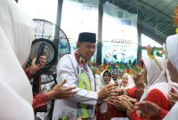Wali Kota Bekasi Tri Adhianto menyapa dan berinteraksi dengan para peserta Kriyaan Lansia Kota Bekasi 2026 di GOR Bang Yan, Stadion Patriot Candrabhaga, Rabu (8/7/2026).