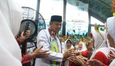 Wali Kota Bekasi Tri Adhianto menyapa dan berinteraksi dengan para peserta Kriyaan Lansia Kota Bekasi 2026 di GOR Bang Yan, Stadion Patriot Candrabhaga, Rabu (8/7/2026).