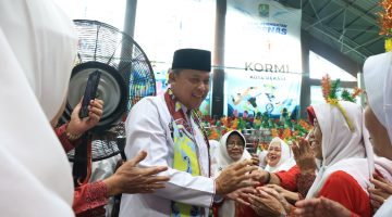 Wali Kota Bekasi Tri Adhianto menyapa dan berinteraksi dengan para peserta Kriyaan Lansia Kota Bekasi 2026 di GOR Bang Yan, Stadion Patriot Candrabhaga, Rabu (8/7/2026).