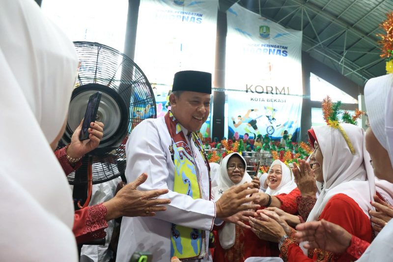 Wali Kota Bekasi Tri Adhianto menyapa dan berinteraksi dengan para peserta Kriyaan Lansia Kota Bekasi 2026 di GOR Bang Yan, Stadion Patriot Candrabhaga, Rabu (8/7/2026).