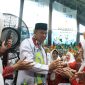Wali Kota Bekasi Tri Adhianto menyapa dan berinteraksi dengan para peserta Kriyaan Lansia Kota Bekasi 2026 di GOR Bang Yan, Stadion Patriot Candrabhaga, Rabu (8/7/2026).