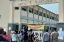 Warga Desa Muktiwari memasang spanduk dan melakukan penyegelan sementara gerbang SMP Negeri 7 Cibitung sebagai bentuk protes atas terbatasnya kuota penerimaan peserta didik baru. Mereka mendesak pemerintah segera menambah rombongan belajar agar seluruh calon siswa dapat tertampung.