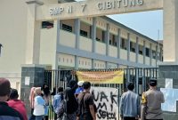 Warga Desa Muktiwari memasang spanduk dan melakukan penyegelan sementara gerbang SMP Negeri 7 Cibitung sebagai bentuk protes atas terbatasnya kuota penerimaan peserta didik baru. Mereka mendesak pemerintah segera menambah rombongan belajar agar seluruh calon siswa dapat tertampung.
