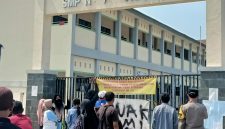 Warga Desa Muktiwari memasang spanduk dan melakukan penyegelan sementara gerbang SMP Negeri 7 Cibitung sebagai bentuk protes atas terbatasnya kuota penerimaan peserta didik baru. Mereka mendesak pemerintah segera menambah rombongan belajar agar seluruh calon siswa dapat tertampung.