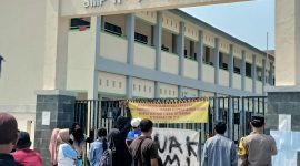 Warga Desa Muktiwari memasang spanduk dan melakukan penyegelan sementara gerbang SMP Negeri 7 Cibitung sebagai bentuk protes atas terbatasnya kuota penerimaan peserta didik baru. Mereka mendesak pemerintah segera menambah rombongan belajar agar seluruh calon siswa dapat tertampung.
