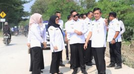 Plt Bupati Bekasi Asep Surya Atmaja meninjau empat titik longsor di Jalan CBL. Akses kendaraan mulai dibuka, sementara perbaikan permanen segera dilakukan usai penyesuaian anggaran.