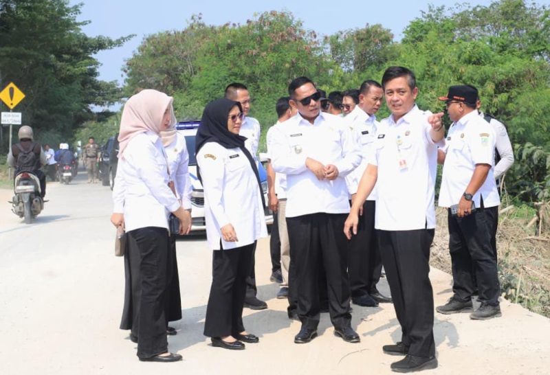 Plt Bupati Bekasi Asep Surya Atmaja meninjau empat titik longsor di Jalan CBL. Akses kendaraan mulai dibuka, sementara perbaikan permanen segera dilakukan usai penyesuaian anggaran.