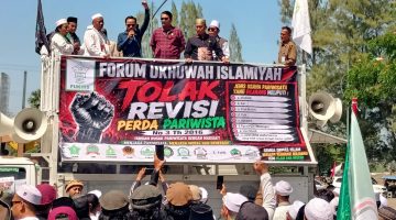 Anggota Pansus 14 DPRD Kabupaten Bekasi, Ombi Hari Wibowo bersama anggota pansus lainnya menemui massa Forum Ukhuwah Islamiyah (FUKIS) yang menggelar aksi di depan Gedung DPRD Kabupaten Bekasi, Kamis (9/7/2026). Audiensi tersebut menghasilkan kesepakatan untuk menunda sementara pembahasan Raperda Penyelenggaraan Kepariwisataan guna mengakomodasi aspirasi FUKIS, termasuk mempertahankan substansi Pasal 47 Perda Nomor 3 Tahun 2016.