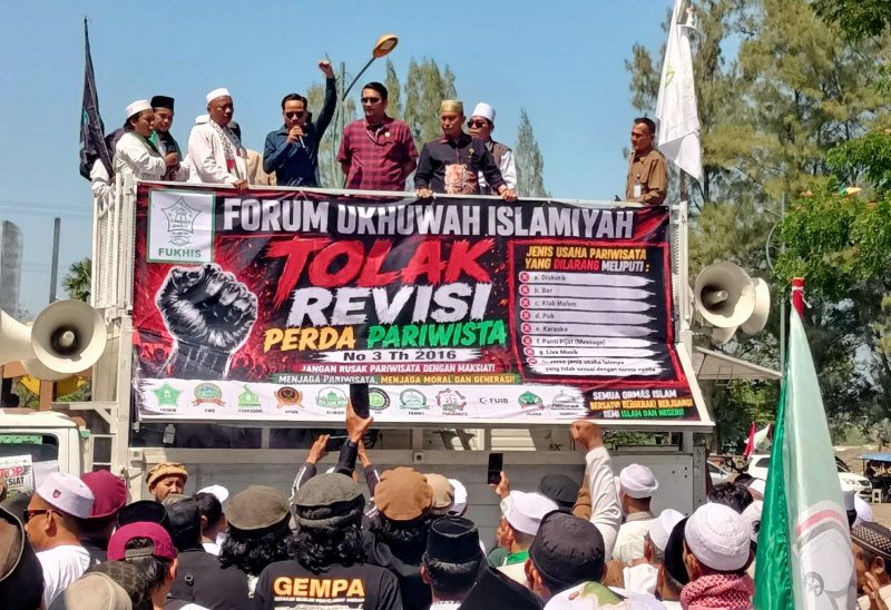 Anggota Pansus 14 DPRD Kabupaten Bekasi, Ombi Hari Wibowo bersama anggota pansus lainnya menemui massa Forum Ukhuwah Islamiyah (FUKIS) yang menggelar aksi di depan Gedung DPRD Kabupaten Bekasi, Kamis (9/7/2026). Audiensi tersebut menghasilkan kesepakatan untuk menunda sementara pembahasan Raperda Penyelenggaraan Kepariwisataan guna mengakomodasi aspirasi FUKIS, termasuk mempertahankan substansi Pasal 47 Perda Nomor 3 Tahun 2016.