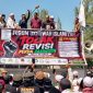 Anggota Pansus 14 DPRD Kabupaten Bekasi, Ombi Hari Wibowo bersama anggota pansus lainnya menemui massa Forum Ukhuwah Islamiyah (FUKIS) yang menggelar aksi di depan Gedung DPRD Kabupaten Bekasi, Kamis (9/7/2026). Audiensi tersebut menghasilkan kesepakatan untuk menunda sementara pembahasan Raperda Penyelenggaraan Kepariwisataan guna mengakomodasi aspirasi FUKIS, termasuk mempertahankan substansi Pasal 47 Perda Nomor 3 Tahun 2016.
