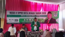 Anggota DPRD Kota Bekasi Fraksi PKB, Ahmadi Madong, menyampaikan aspirasi masyarakat saat menggelar Reses II Tahun 2026 di RW 12, Kelurahan Jatimekar, Kecamatan Jatiasih, Kamis (9/7/2026). Dalam kesempatan itu, ia meminta Dinas Kesehatan dan seluruh Puskesmas di Kota Bekasi memperketat prosedur vaksinasi dengan menerapkan pemeriksaan berlapis (double check) guna mencegah terulangnya dugaan kesalahan pemberian vaksin pada balita.