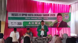 Anggota DPRD Kota Bekasi Fraksi PKB, Ahmadi Madong, menyampaikan aspirasi masyarakat saat menggelar Reses II Tahun 2026 di RW 12, Kelurahan Jatimekar, Kecamatan Jatiasih, Kamis (9/7/2026). Dalam kesempatan itu, ia meminta Dinas Kesehatan dan seluruh Puskesmas di Kota Bekasi memperketat prosedur vaksinasi dengan menerapkan pemeriksaan berlapis (double check) guna mencegah terulangnya dugaan kesalahan pemberian vaksin pada balita.