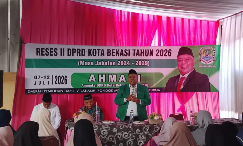 Anggota DPRD Kota Bekasi Fraksi PKB, Ahmadi Madong, menyampaikan aspirasi masyarakat saat menggelar Reses II Tahun 2026 di RW 12, Kelurahan Jatimekar, Kecamatan Jatiasih, Kamis (9/7/2026). Dalam kesempatan itu, ia meminta Dinas Kesehatan dan seluruh Puskesmas di Kota Bekasi memperketat prosedur vaksinasi dengan menerapkan pemeriksaan berlapis (double check) guna mencegah terulangnya dugaan kesalahan pemberian vaksin pada balita.