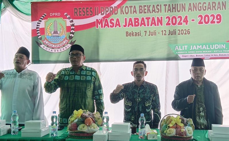 Anggota DPRD Kota Bekasi Fraksi PKB, Alit Jamaludin (kedua kiri), saat menggelar reses masa persidangan II Tahun Anggaran 2026. Dalam kesempatan itu, ia menekankan agar proses seleksi Sekretaris Daerah (Sekda) Kota Bekasi dilakukan secara objektif berdasarkan integritas, kompetensi, dan rekam jejak, serta mendorong penguatan program pemberdayaan pemuda, optimalisasi CSR, dan implementasi Perda Pesantren.