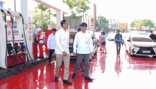 Direktur Utama Jasa Marga Rivan A. Purwantono meninjau kesiapan layanan Biosolar B50 di SPBU Rest Area KM 57A Tol Jakarta–Cikampek sebagai dukungan terhadap program transisi energi nasional, Kamis (9/7/2026).