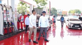 Direktur Utama Jasa Marga Rivan A. Purwantono meninjau kesiapan layanan Biosolar B50 di SPBU Rest Area KM 57A Tol Jakarta–Cikampek sebagai dukungan terhadap program transisi energi nasional, Kamis (9/7/2026).