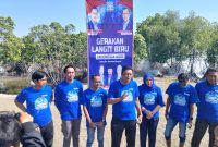 Pengurus DPC Partai Demokrat Kabupaten Bekasi bersama relawan Gerakan Langit Biru Indonesia Asri memberikan keterangan kepada awak media usai kegiatan penanaman ribuan bibit mangrove dan aksi bersih-bersih pantai di kawasan Muara Gembong, Kabupaten Bekasi, dalam rangka memperingati HUT ke-25 Partai Demokrat, Jumat (10/7/2026). Kegiatan tersebut berhasil mengangkut sekitar 200 kilogram sampah sebagai bentuk komitmen menjaga kelestarian lingkungan / Foto Istimewa.