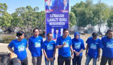 Pengurus DPC Partai Demokrat Kabupaten Bekasi bersama relawan Gerakan Langit Biru Indonesia Asri memberikan keterangan kepada awak media usai kegiatan penanaman ribuan bibit mangrove dan aksi bersih-bersih pantai di kawasan Muara Gembong, Kabupaten Bekasi, dalam rangka memperingati HUT ke-25 Partai Demokrat, Jumat (10/7/2026). Kegiatan tersebut berhasil mengangkut sekitar 200 kilogram sampah sebagai bentuk komitmen menjaga kelestarian lingkungan / Foto Istimewa.