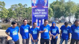 Pengurus DPC Partai Demokrat Kabupaten Bekasi bersama relawan Gerakan Langit Biru Indonesia Asri memberikan keterangan kepada awak media usai kegiatan penanaman ribuan bibit mangrove dan aksi bersih-bersih pantai di kawasan Muara Gembong, Kabupaten Bekasi, dalam rangka memperingati HUT ke-25 Partai Demokrat, Jumat (10/7/2026). Kegiatan tersebut berhasil mengangkut sekitar 200 kilogram sampah sebagai bentuk komitmen menjaga kelestarian lingkungan / Foto Istimewa.