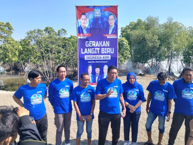 Pengurus DPC Partai Demokrat Kabupaten Bekasi bersama relawan Gerakan Langit Biru Indonesia Asri memberikan keterangan kepada awak media usai kegiatan penanaman ribuan bibit mangrove dan aksi bersih-bersih pantai di kawasan Muara Gembong, Kabupaten Bekasi, dalam rangka memperingati HUT ke-25 Partai Demokrat, Jumat (10/7/2026). Kegiatan tersebut berhasil mengangkut sekitar 200 kilogram sampah sebagai bentuk komitmen menjaga kelestarian lingkungan / Foto Istimewa.