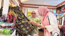 Ketua Dekranasda Kota Bekasi, Wiwiek Hargono, meninjau salah satu produk batik unggulan binaan UMKM Kota Bekasi saat mengikuti pameran HUT ke-46 Dewan Kerajinan Nasional (Dekranas) di Trans Studio Mall Makassar, Sulawesi Selatan, Jumat (10/7/2026). Delapan brand lokal Kota Bekasi tampil dalam ajang nasional tersebut sebagai upaya memperluas pasar dan meningkatkan daya saing produk kerajinan daerah. (Foto: Dok. Pemkot Bekasi)