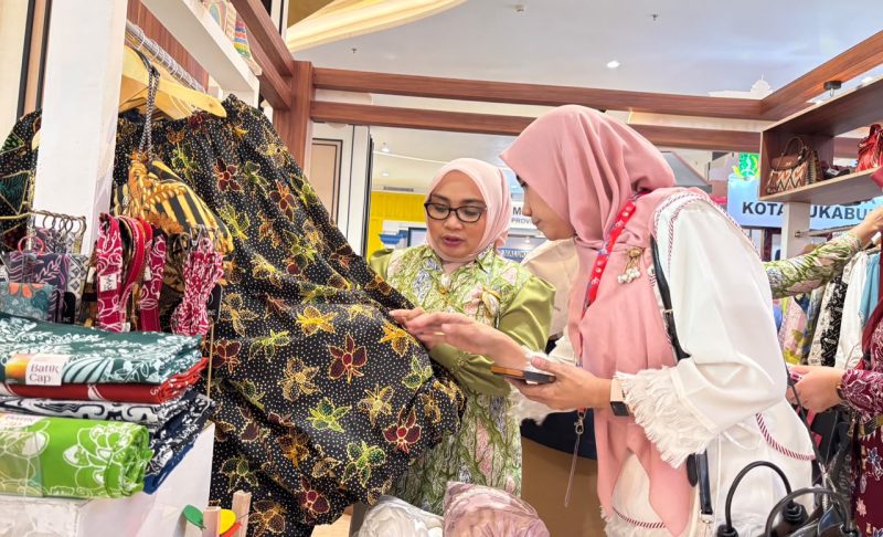 Ketua Dekranasda Kota Bekasi, Wiwiek Hargono, meninjau salah satu produk batik unggulan binaan UMKM Kota Bekasi saat mengikuti pameran HUT ke-46 Dewan Kerajinan Nasional (Dekranas) di Trans Studio Mall Makassar, Sulawesi Selatan, Jumat (10/7/2026). Delapan brand lokal Kota Bekasi tampil dalam ajang nasional tersebut sebagai upaya memperluas pasar dan meningkatkan daya saing produk kerajinan daerah. (Foto: Dok. Pemkot Bekasi)