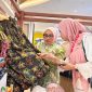 Ketua Dekranasda Kota Bekasi, Wiwiek Hargono, meninjau salah satu produk batik unggulan binaan UMKM Kota Bekasi saat mengikuti pameran HUT ke-46 Dewan Kerajinan Nasional (Dekranas) di Trans Studio Mall Makassar, Sulawesi Selatan, Jumat (10/7/2026). Delapan brand lokal Kota Bekasi tampil dalam ajang nasional tersebut sebagai upaya memperluas pasar dan meningkatkan daya saing produk kerajinan daerah. (Foto: Dok. Pemkot Bekasi)