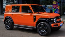 iCAR V23 tampil dengan desain boxy khas SUV modern. Mobil listrik ini hadir dalam tiga varian, yakni Tipe X, Y, dan Z, yang menawarkan pilihan fitur, teknologi, serta karakter berkendara sesuai kebutuhan dan gaya hidup konsumen Indonesia.