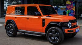 iCAR V23 tampil dengan desain boxy khas SUV modern. Mobil listrik ini hadir dalam tiga varian, yakni Tipe X, Y, dan Z, yang menawarkan pilihan fitur, teknologi, serta karakter berkendara sesuai kebutuhan dan gaya hidup konsumen Indonesia.
